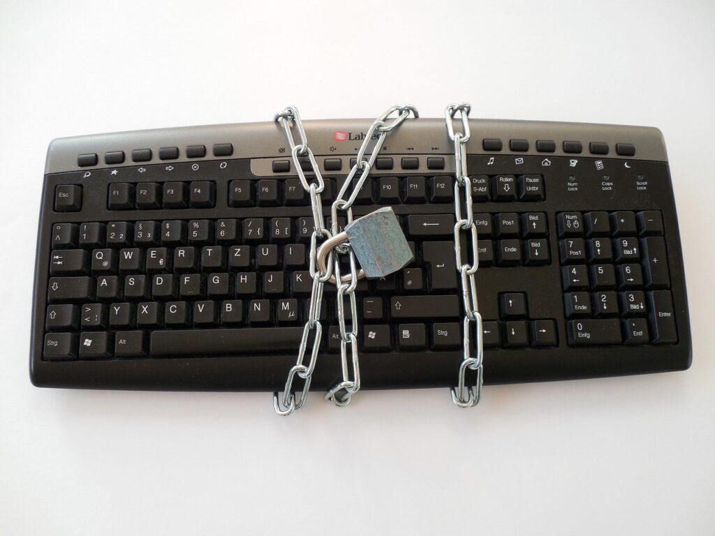 暗号化されたファイル共有を示すキーボードと鍵