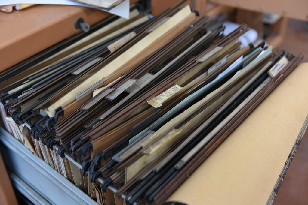 期限ごとに整理された書類フォルダ