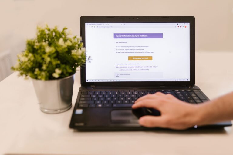 共有リンクをメールで安全に送るためにノートPCで確認する画面