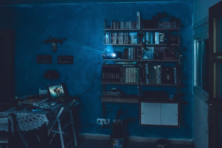 暗い部屋に置かれた映写機