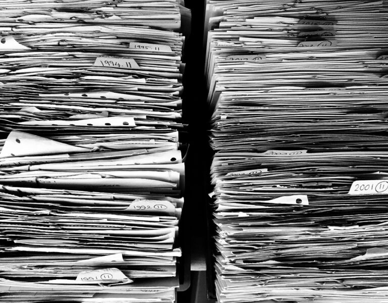 中小企業のファイル共有を表す書類の束