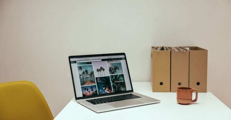 アップロード後に共有リンクをメール送信するためのノートパソコンと資料